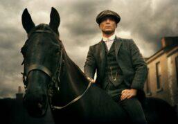 Glasschilderij - Exclusive - Liggend - Peaky Blinders Horse II - meubelboutique.nl