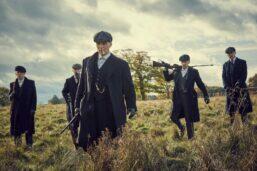 Glasschilderij - Exclusive - Liggend - Peaky Blinders Familie - meubelboutique.nl