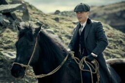 Glasschilderij - Exclusive - Liggend - Peaky Blinders Horse Mountens - meubelboutique.nl