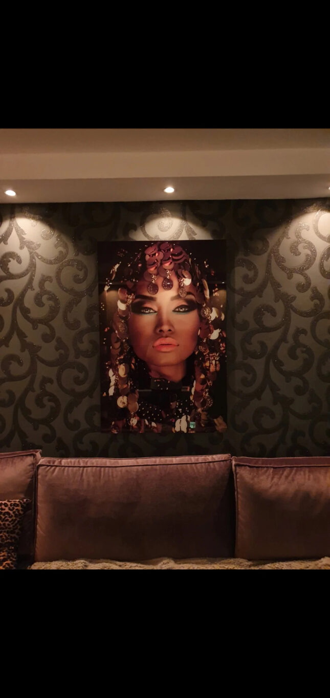 glasschilderij-vrouw-boven-bank glasschilderij-vrouw-boven-bank