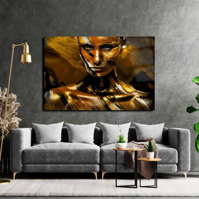 glasschilderij boven bank vrouw in goud